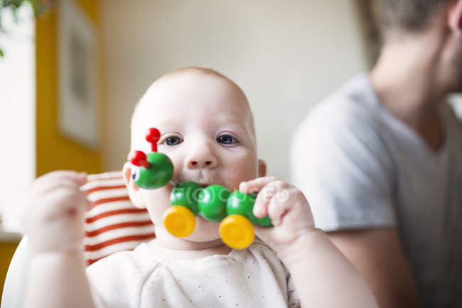 Bonito bebê menina mordendo brinquedo — Fotografia de Stock
