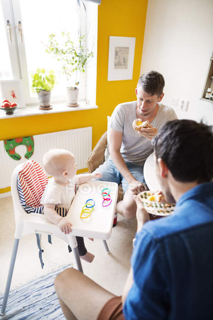 Gay homens tomando café da manhã — Fotografia de Stock