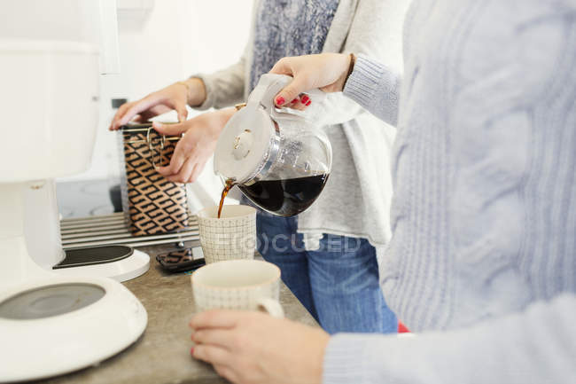 Freundinnen bereiten Kaffee zu — Stockfoto