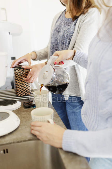 Female friends preparing coffee — Stock Photo
