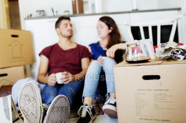 Jeune couple ayant une pause café — Photo de stock