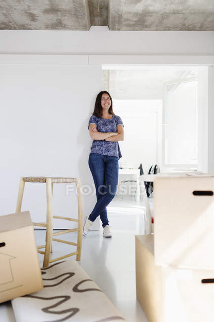 Woman in new home near boxes — Stock Photo