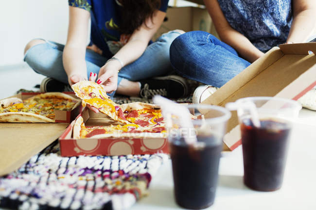 Amis manger de la pizza dans une nouvelle maison — Photo de stock