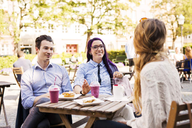 Amigos conversando no café da calçada — Fotografia de Stock