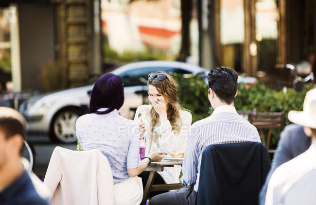 Freunde unterhalten sich im Straßencafé — Stockfoto