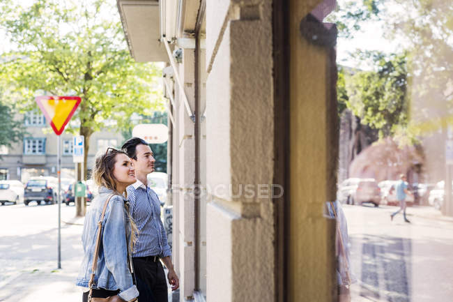 Couple regardant la fenêtre du magasin — Photo de stock
