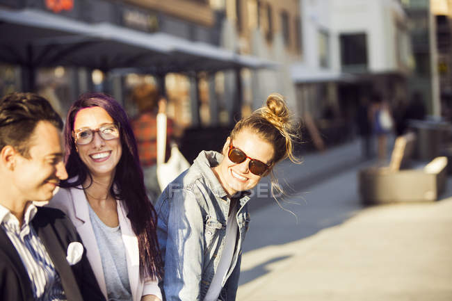 Friends sitting and spending time together — Stock Photo