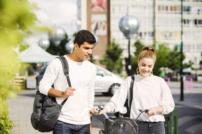 Couple marchant dans la rue — Photo de stock