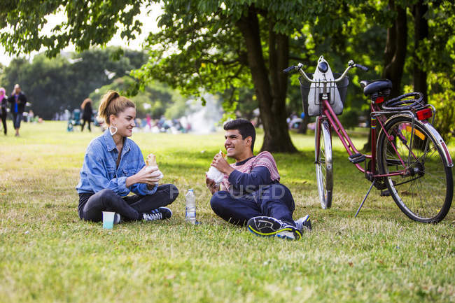Casal almoçando no parque — Fotografia de Stock