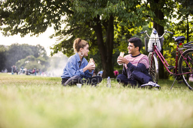 Pranzo di coppia al parco — Foto stock