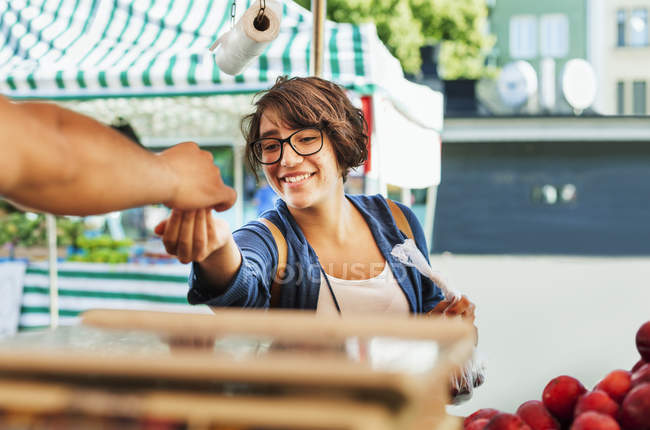 Sorrindo menina comprando frutas — Fotografia de Stock