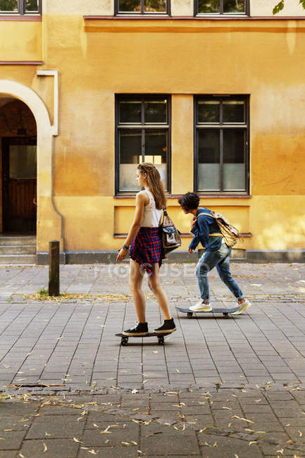 Ragazze skateboard sulla strada — Foto stock