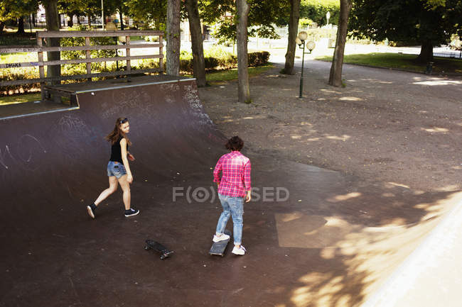 Teenage girls skateboarding on ramp — Stock Photo
