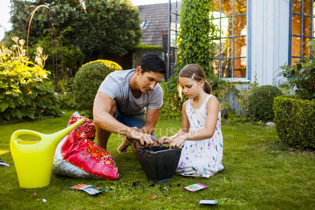 Father and daughter potting seeds — Stock Photo