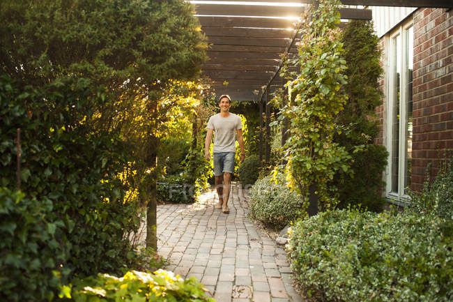 Retrato de homem andando no quintal — Fotografia de Stock