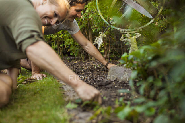 Couple gardening together — Stock Photo