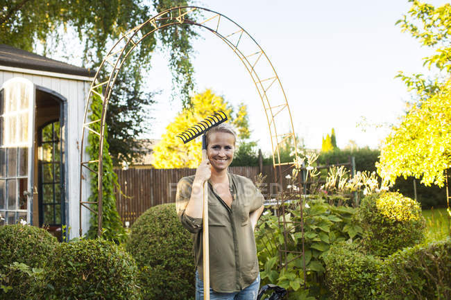 Счастливая женщина с садовой вилкой — стоковое фото