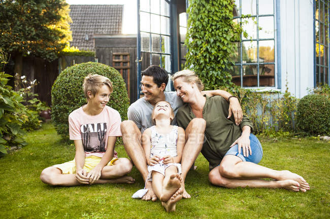 Genitori e bambini si rilassano in giardino — Foto stock