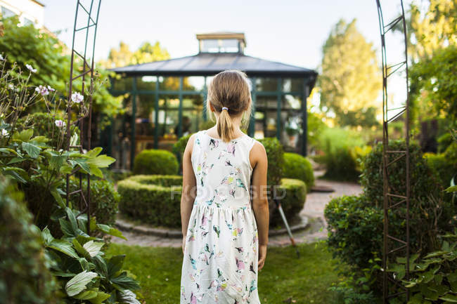 Ragazza in piedi in giardino — Foto stock