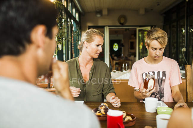 Eltern und Kinder frühstücken — Stockfoto