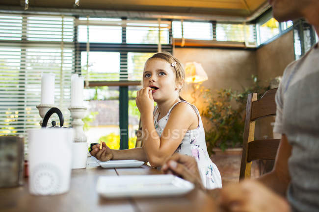 Mädchen und Vater frühstücken — Stockfoto