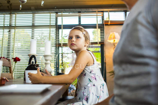 Дівчина і батько поснідали — стокове фото