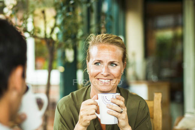 Жінка тримає чашку кави — стокове фото