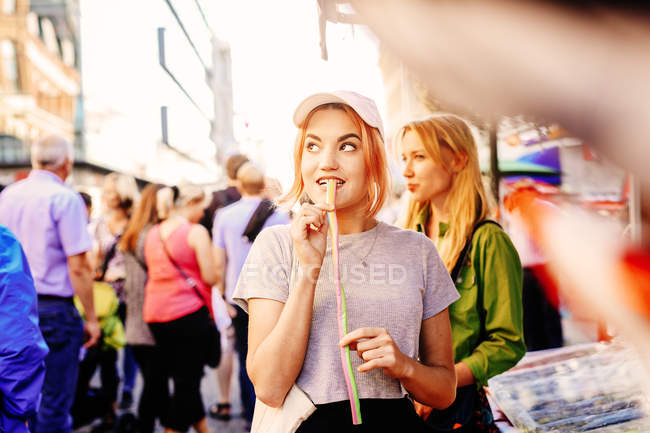 Жінка їсть солодощі цукерки — стокове фото