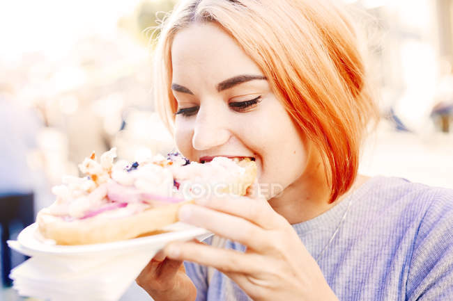Jeune femme manger tarte — Photo de stock