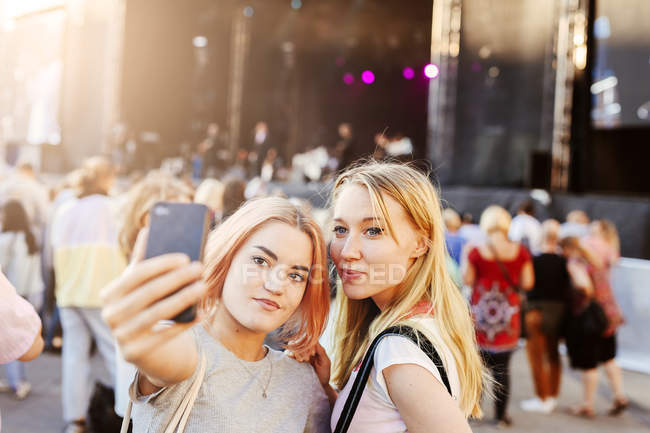 Les jeunes femmes prennent selfie — Photo de stock