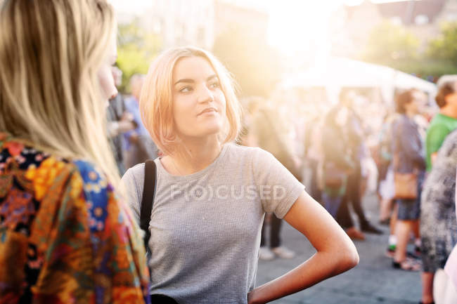 Joven mujer mirando hacia otro lado - foto de stock
