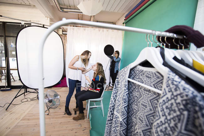 Modemodel in Vorbereitung auf Fotoshooting — Stockfoto