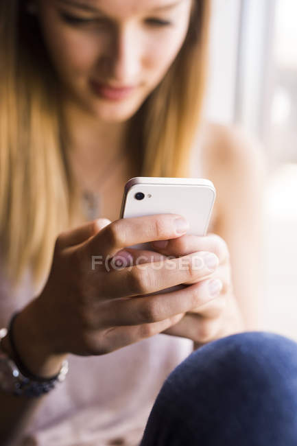 Modelo adolescente usando smartphone - foto de stock
