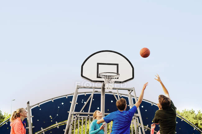 Друзі грають у баскетбол у парку — стокове фото
