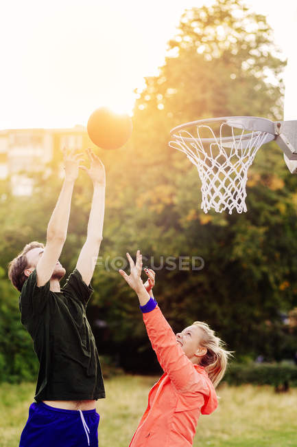 Amigos jogando basquete no parque — Fotografia de Stock