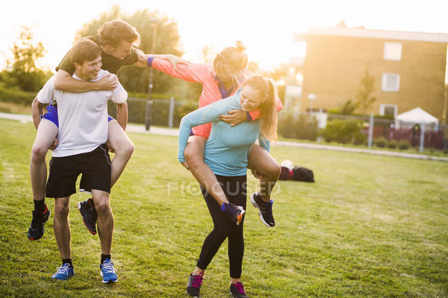 Huckepack-Rennen zwischen Mädchen und Jungen — Stockfoto