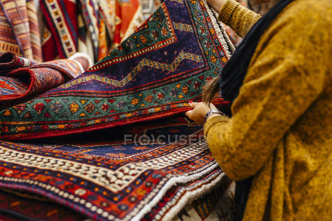 Молодая женщина покупает ковры — стоковое фото