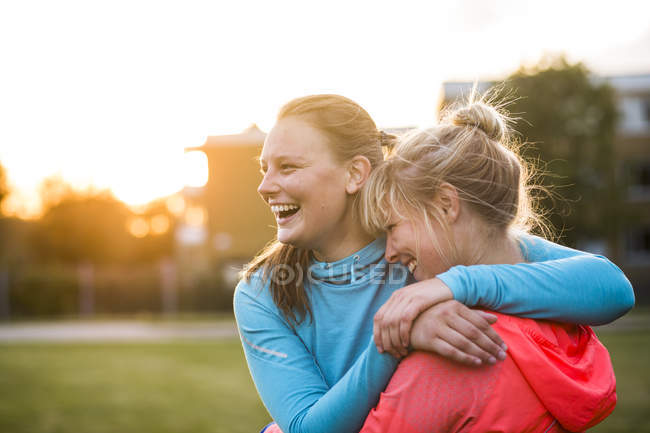 Due ragazze che si abbracciano al parco — Foto stock