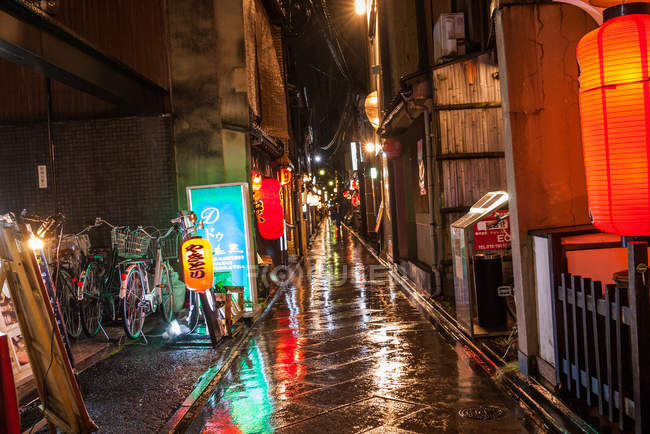 Callejón bajo la lluvia en el centro de Kyoto - foto de stock