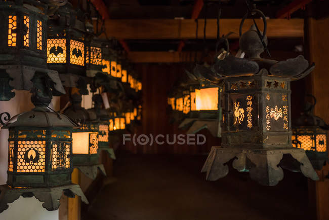 Linternas en el santuario Kasuga-taisha - foto de stock