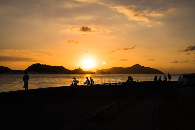 Silhouettes of people at sunset — Stock Photo