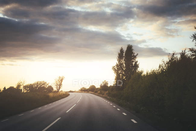 Пустая дорога на закате — стоковое фото