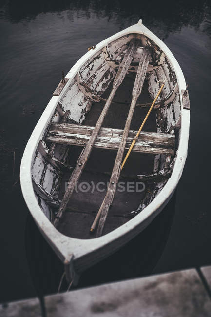 Barco viejo amarrado en el lago - foto de stock