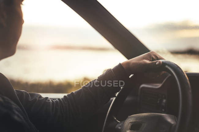 Водіння автомобіля людина — стокове фото