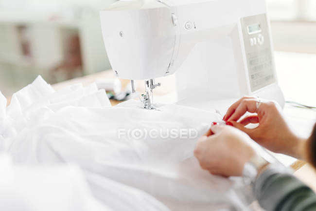 Créateur de mode utilisant une machine à coudre — Photo de stock