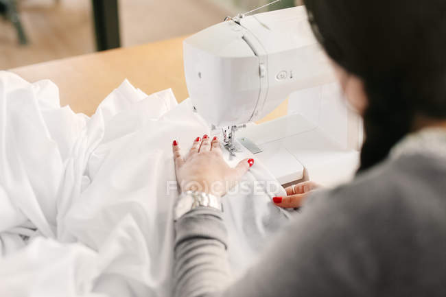 Дизайнер моди з використанням швейної машини — стокове фото