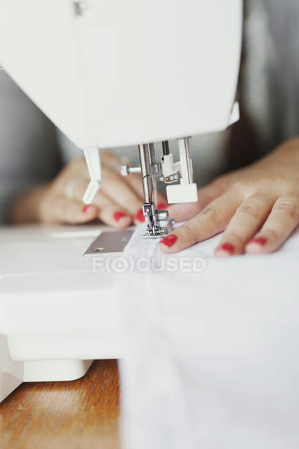 Designer de moda usando máquina de costura — Fotografia de Stock