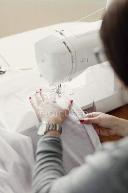 Diseñador de moda con máquina de coser - foto de stock