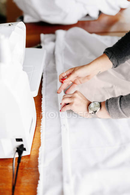 Stilista di moda che lavora con tessuto — Foto stock