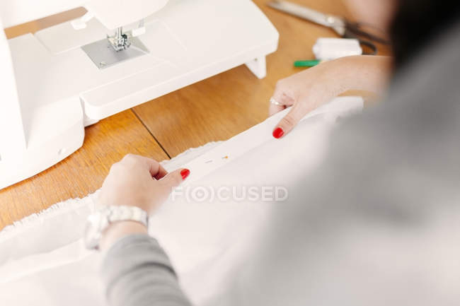 Stilista di moda che lavora con tessuto — Foto stock
